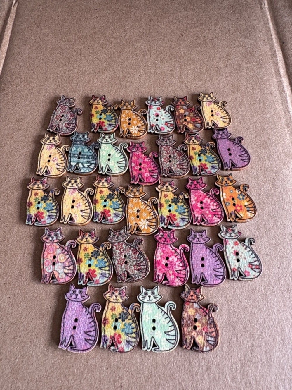 Wooden Colorful Cat Buttons -Sewing Knitting Crafts Lot of 30 - Picture 2 of 6